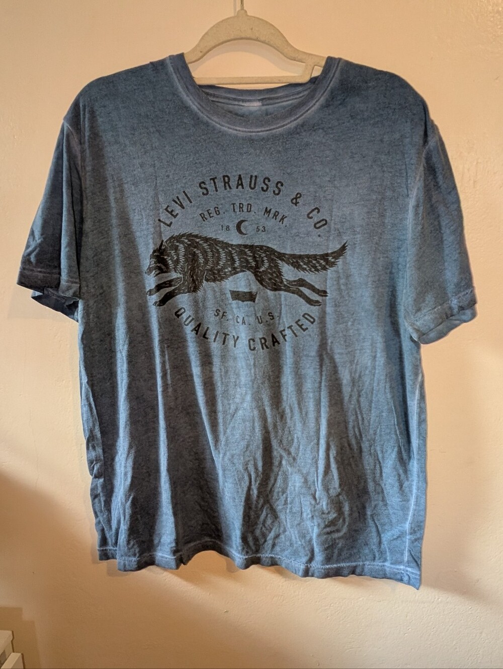 Levi's Men's Washed Blue Graphic Tee with Wolf Emblem Size XL